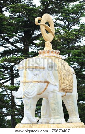 Buddha statue on top of emei mountain