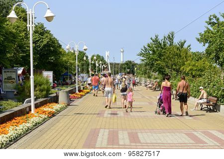 USTKA - JULY 07: Promenade along the beach with the walking vacationing people on 7 July 2015 in Ustka, Poland.