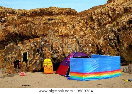 Пляж палатка с красочными ветровка и гидрокостюмы