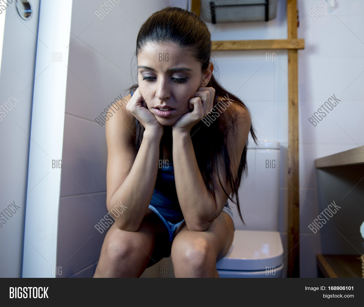 下 载 定 价 合 理 适 合 您 项 目 预 算 的 高 质 量 young sad depressed bulimic woman feeling...