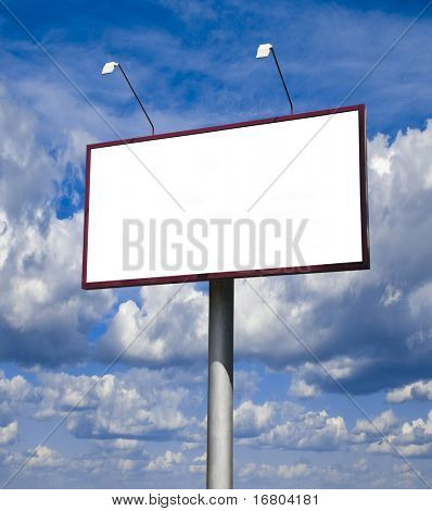 Blank billboard grande sobre o céu azul, coloque seu texto aqui