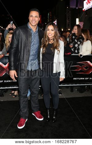 LOS ANGELES - JAN 19:  Tony Gonzalez, October Gonzalez at the 