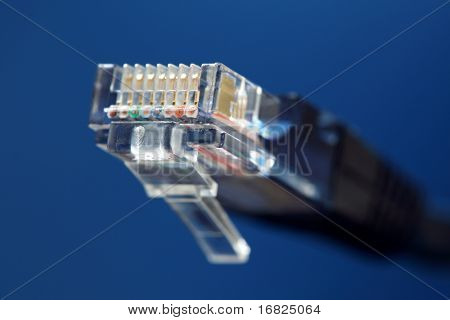 Klar plast hovedet af en blå CAT5 eller RJ45 eller 8P8C netværkskabel på blå baggrund