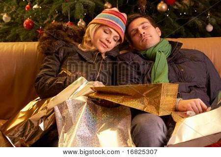 Pareja cansado volver después de celebracion de Navidad