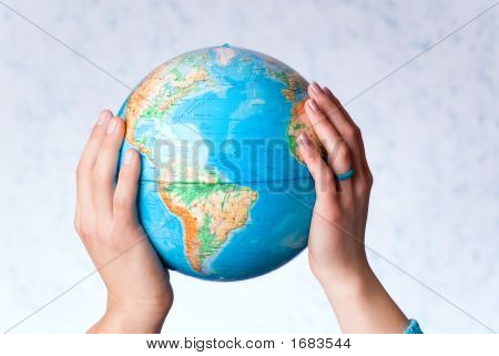 Manos sostienen el mundo