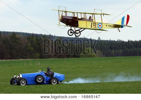 Závod mezi Bugatti auta historické letadlo Curtiss Jenny v letiště Plasy - Evropa Česká republika
