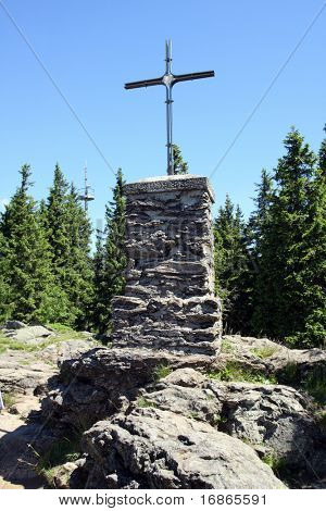 Cruz pico en Monte Grosse Falkenstein en bosque bávaro - Alemania Europa