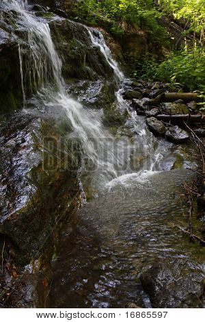 Cascada debajo de Monte Grosse Falkenstein en bosque bávaro - Alemania Europa