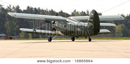 Sortie de ar-pouso histórico avião pára-quedista Antonov An-2 no Aeroporto linha - República Checa-Europa