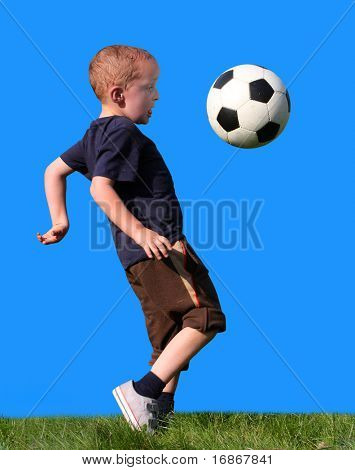 Dreng spille fodbold mod himlen
