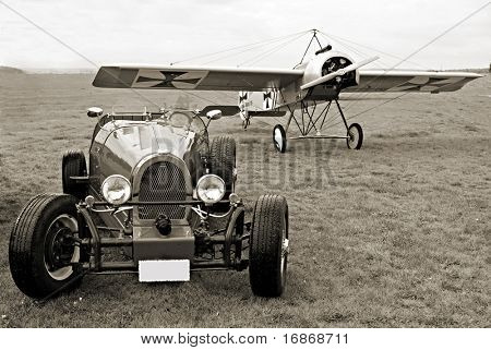 历史的赛车手和历史性单翼飞机福克 Eindecker-复古摄影