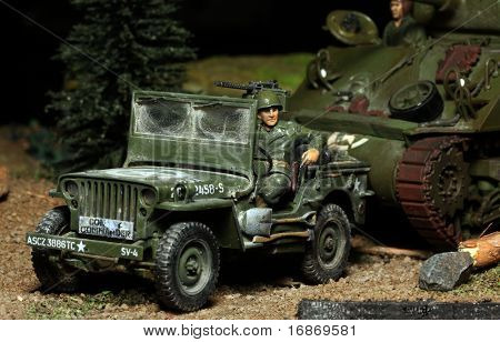  WWII scene os soldat med bil - mærkning på bilen er fiktive - plastik kit 1:48 skala - hjemmelavet arbejde
