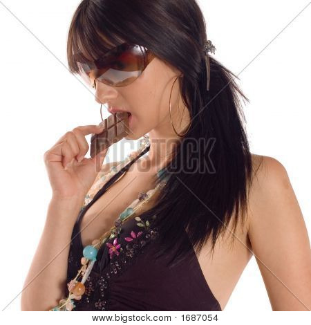 女孩吃巧克力
