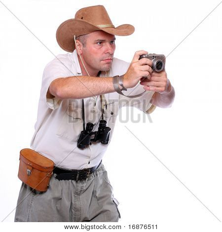 Fotografo con fotocamera vestito tuta safari. Studio colpo isolato su bianco