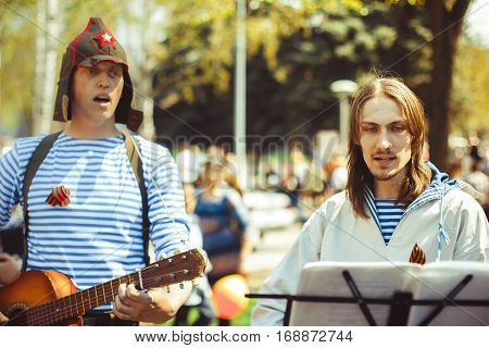 telnyazhkah two musicians sing in the street
