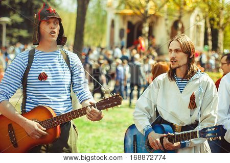 telnyazhkah two musicians sing in the street