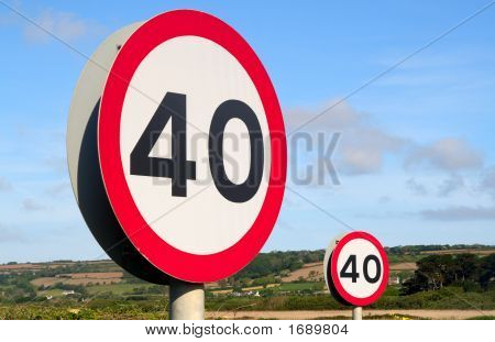 zwei britische 40 Meilen pro Stunde Zeichen.
