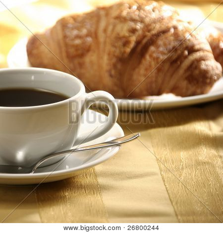 close up billede af croissant og te