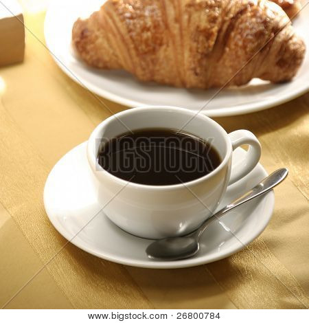 close up billede af croissant og te