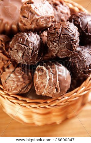 Close up shot di cioccolatini in un cesto