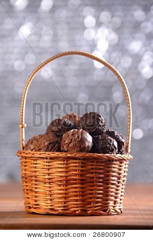 Close up shot di cioccolatini in un cesto