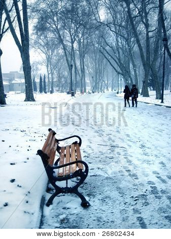een afbeelding van een sneeuw bedekt lege Bank