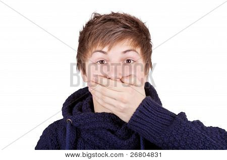Ragazzo chiuse la bocca con una mano