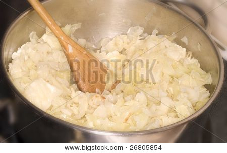 Schneiden Sie kochen Kohl im pot