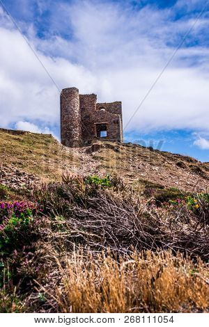 Stamps And Wheel Engine House Ruins Wheal Coates Mine On Cliffs Near St. Agnes,  Cornwall, Uk
