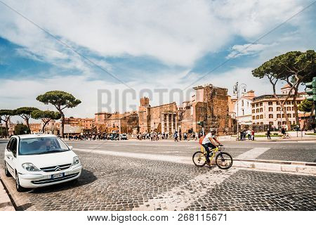 Roma, Italy - April 17, 2018: Colosseum And Forum Roman Ruins. Tourists And Taxi In Rome. Italy Capi