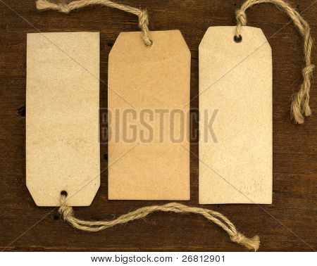 Tag vuoto sullo sfondo in legno