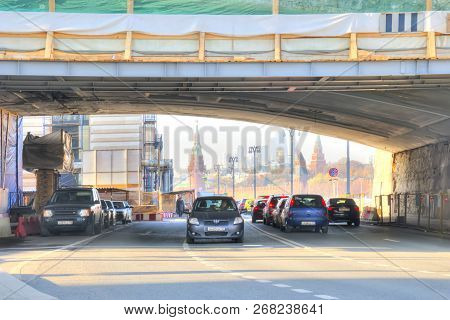 Moscow, Russia - November 07.2018: The Road Under The Repaired Bolshoy Moskvoretsky Bridge On The So