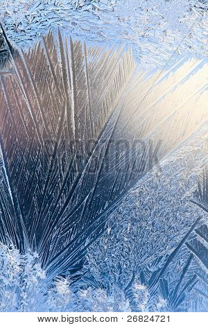 Frosty luontainen kuviointi talvi-ikkunassa