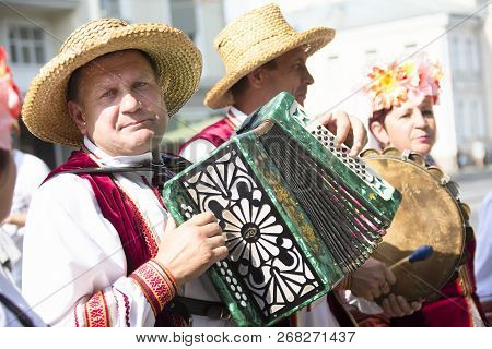 Belarus, The City Of Gomel, September 15, 2018. Holiday City Day. Central Park.a Man In A Straw Hat 