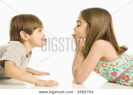 Kinder, die Zungen herausragen.