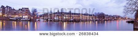 Panoramatický pohled z Amsterdamu s Thiny most v Nizozemsku