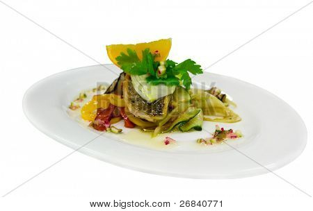Ripieno di branzino alla griglia con limone e aglio, con verdure fritte