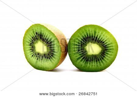 Plody kiwi na bílé