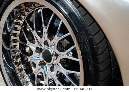 Closeup chromeplated randen af et hjul