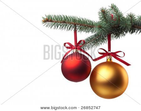 Vánoční ozdoby s kudrnatými stuhou na vánoční stromeček izolované na bílém