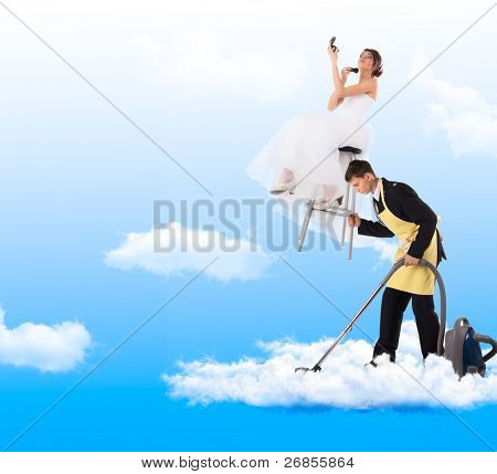 Žena sedí na stoličce drží zrcadlo, člověče, hoovering v mracích.