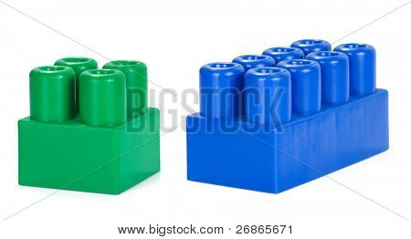 สอง plactic อิฐสีสันบนพื้นสีขาว