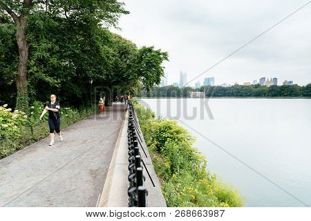 New York City, Usa - June 23, 2018: People Running By Jacqueline Kennedy Onassis Reservoir In Centra
