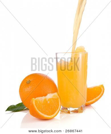 tekoucí šťávy a oranžové izolované na bílém pozadí