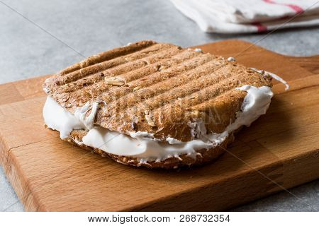 Toasted Marshmallow Sandwich With Chocolate Sauce / Fluffernutter.