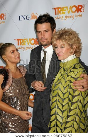 LOS ANGELES - december 4-én: Fergie; Josh Duhamel; Bonny Duhamel megérkezik 