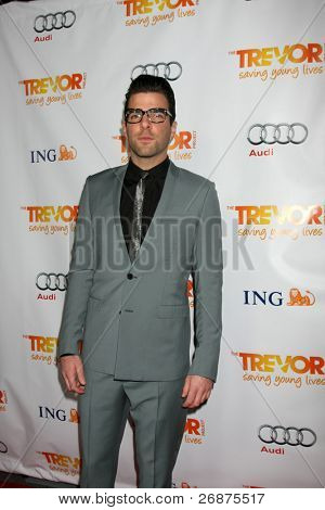 LOS ANGELES - DEC 4: Zachary Quinto dorazí do 
