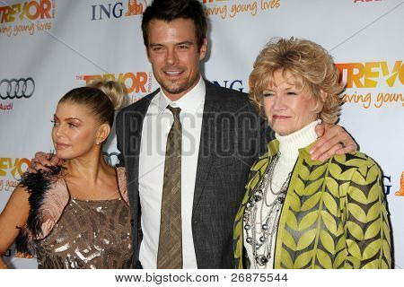 LOS ANGELES - 4 DEC: Fergie; Josh Duhamel; Bonny Duhamel arriveert bij "het Trevor Project 2011 Trev