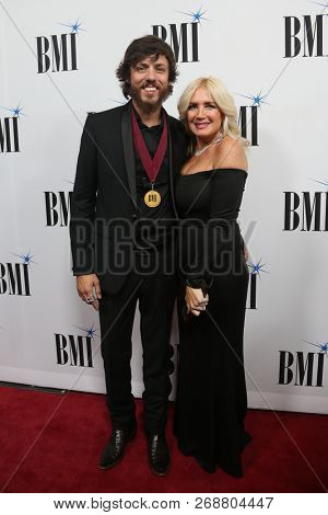NASHVILLE, TN - NOV 13: Chris Janson (L) and wife Kelly Lynn attends the BMI Country Awards 2018 at BMI Nashville on November 13, 2018 in Nashville, Tennessee.