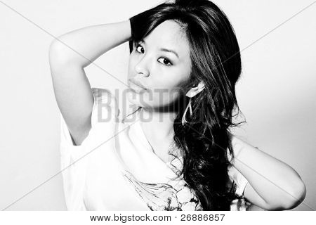 Retrato de mujer joven. Blanco y negro.